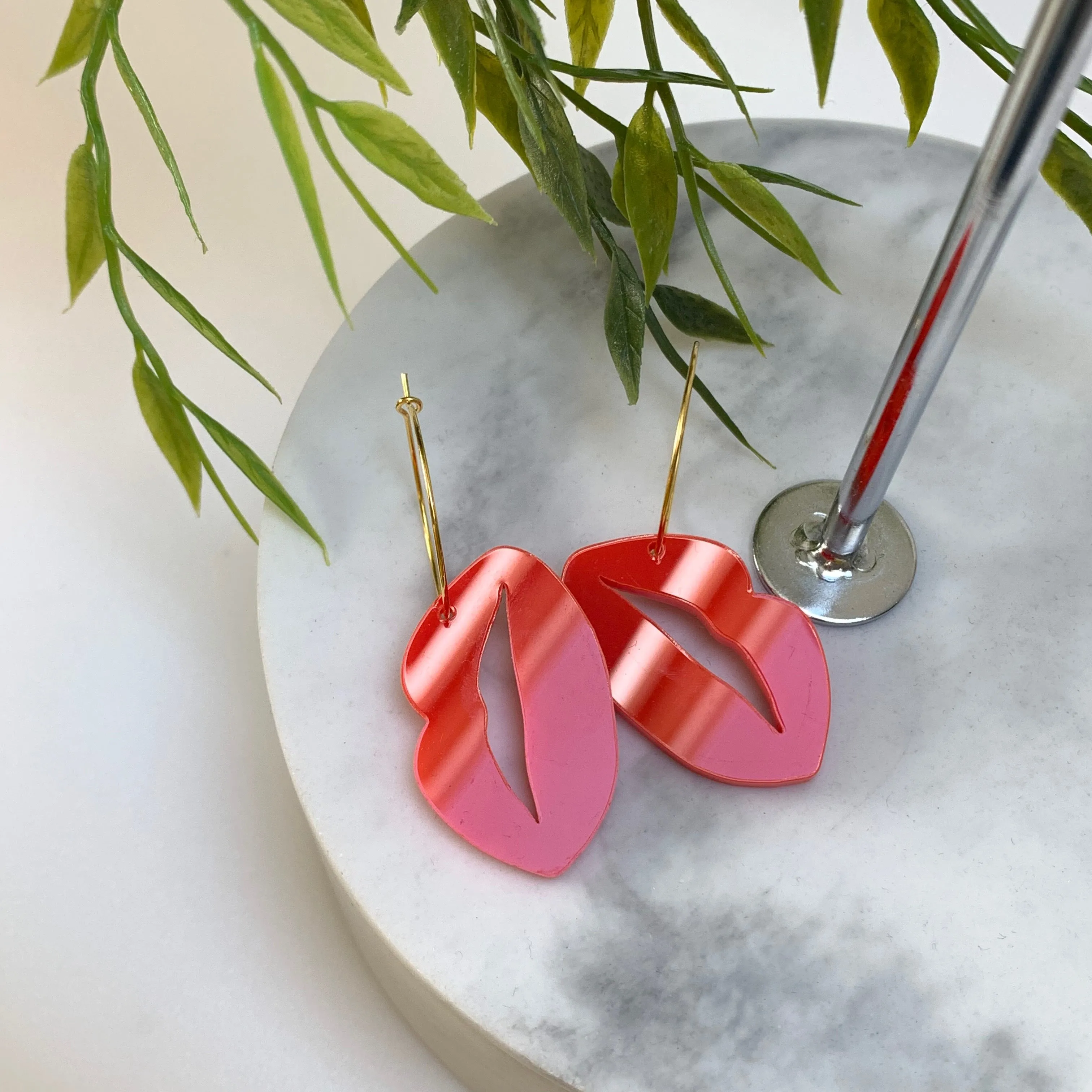 Red lip gold hoop earrings! 💋💋