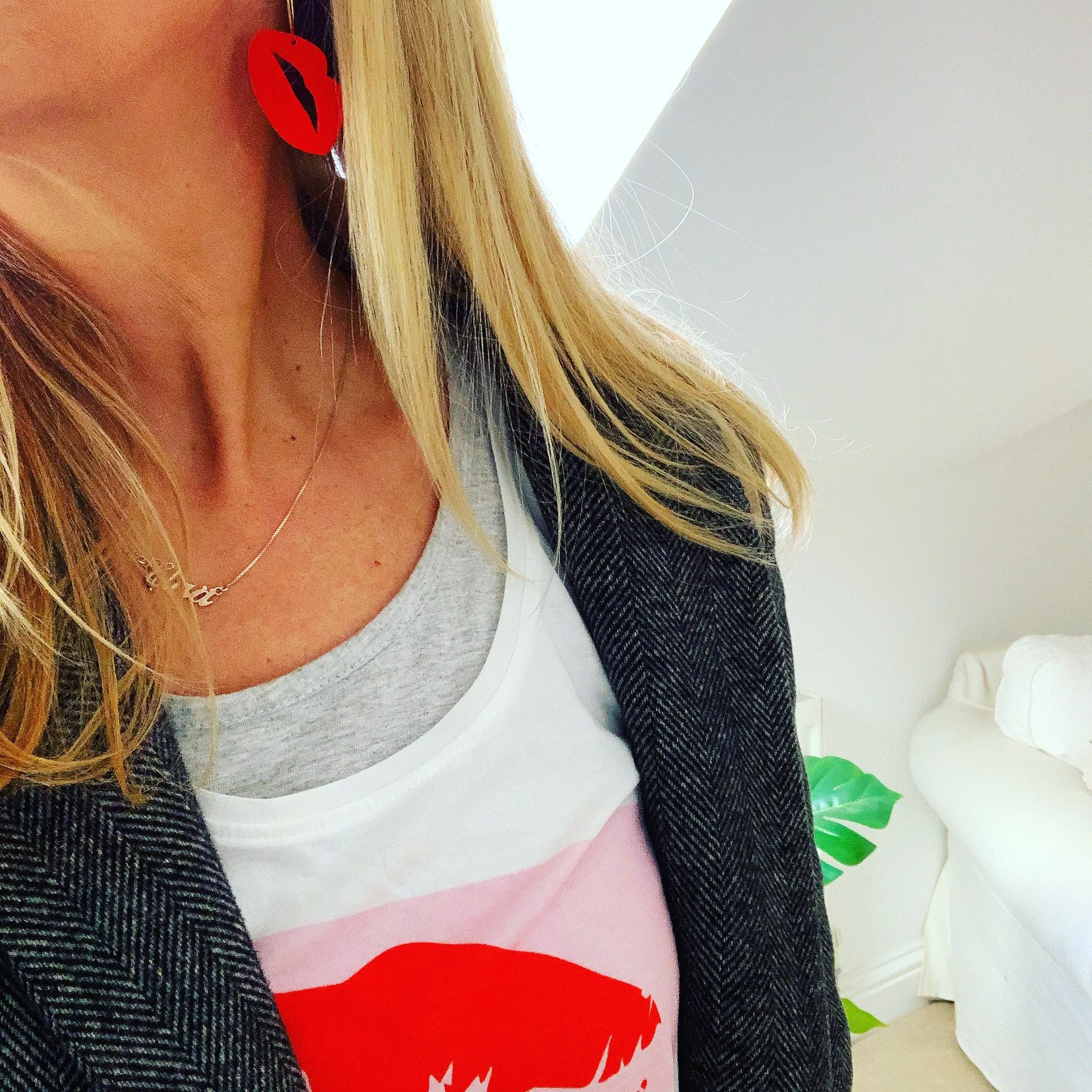 Red lip gold hoop earrings! 💋💋